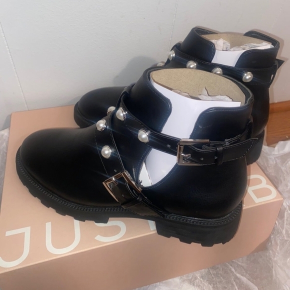 NWT JustFab Clarice Cut-Out Lug Sole Boots size 7.5 - Picture 4 of 10